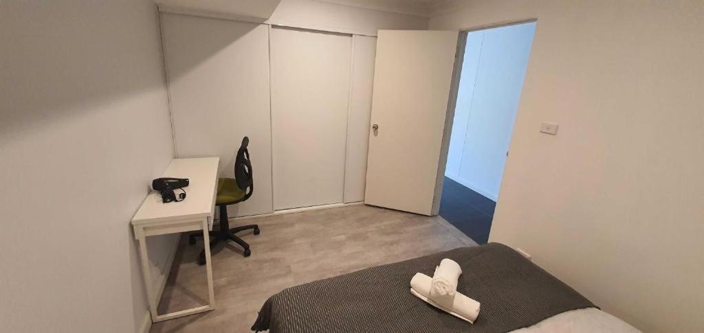 Dana-Cozy Studio With Shared Entry In The City キャンベラ エクステリア 写真